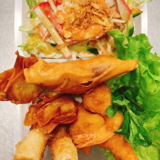 Grande Assiette hors d’œuvre (2 b.crevettes, 2 raviolis, 2 nems, 2 samousas & salade composée)       