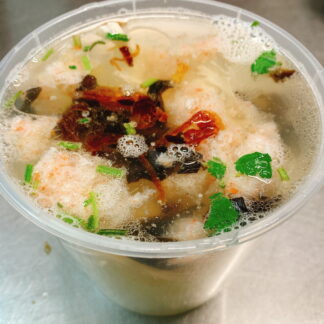 Soupe aux vermicelles (vermicelles de riz, champignons noirs, poulet)        