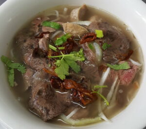 Soupe pho (pâte de riz, bouillon de bœuf, soja, boulettes de bœuf, bœuf émincé)      