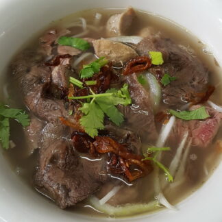 Soupe pho (pâte de riz, bouillon de bœuf, soja, boulettes de bœuf, bœuf émincé)      